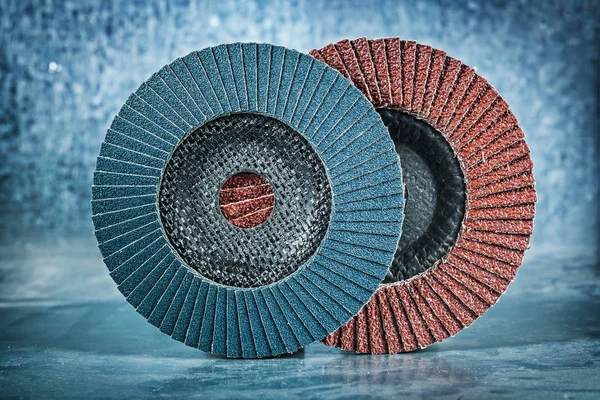 Metalik arkaplanda aşındırıcı flap diskler — Stok fotoğraf