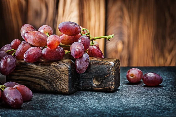 Anggur mawar sedikit cabang pada ukiran papan vintage dan kayu bac — Stok Foto