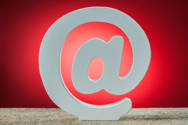 Símbolo de e-mail no fundo vermelho — Fotografia de Stock