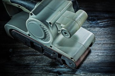 Eski ahşap üzerine elektrikli el aleti, kemer detay zımpara makinesi