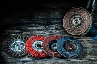 Sander Mashine, vitage odununda rastgele zımparalama tekerlekleri var.