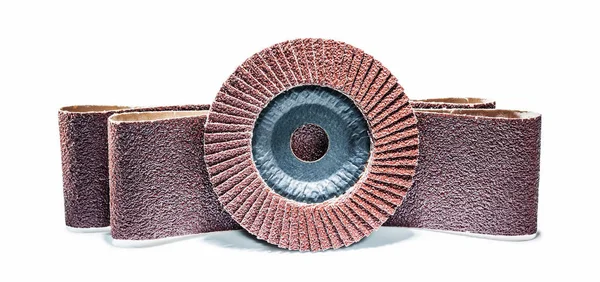 Инструменты для абразивной обработки деревянного лоскута шлифовальный диск и песочная бумага — стоковое фото