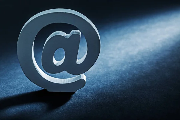 Символ электронной почты на градиентном черном фоне — стоковое фото
