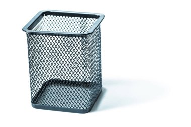 Beyazda izole edilmiş küçük siyah çöp kutusu