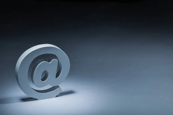 Símbolo de correo electrónico blanco con iluminación desde arriba — Foto de Stock