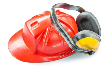 Beyaz arkaplanda kırmızı plastik kask ve sarı kulaklıklar izole edilmiş inşaat araçları