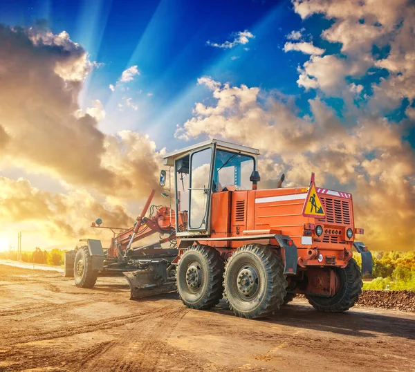 Klasik Inşaat Traktörü Tekerlekler Üzerinde Yol Kenarında Duruyor Güzel Günbatımı — Stok fotoğraf