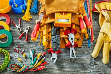 Eski ahşap arka planda çok büyük elektrikli aletler seti