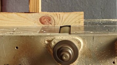 Elektrik planlama makinesi ile küçük tahta kiriş planlama sürecinde yavaş çekim yakın görünüm