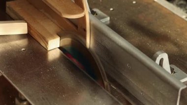 Ağır çekim çok yakın görüntü üst marangoz kesme makinesi ile ahşap tahta keser
