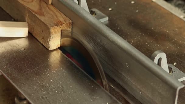 上からのスローモーションビュー木工大工は切断機で木製のビームをカット — ストック動画