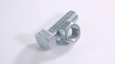  beyaz arkaplandaki cıvata ve fındık yavaşça döner