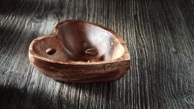 Kahve bens yavaşça ahşap kordona düşüyor!