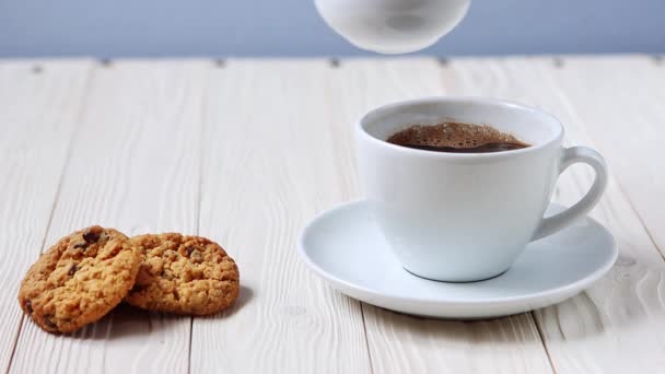 Volwassen Vrouwelijke Hand Gieten Verse Melk Uit Kleine Melkboer Witte — Stockvideo