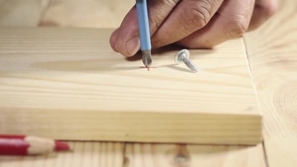 Sehr Nahsicht Auf Das Drehen Kleiner Schraube Holzbrett Mit Akkubohrmaschine — Stockvideo