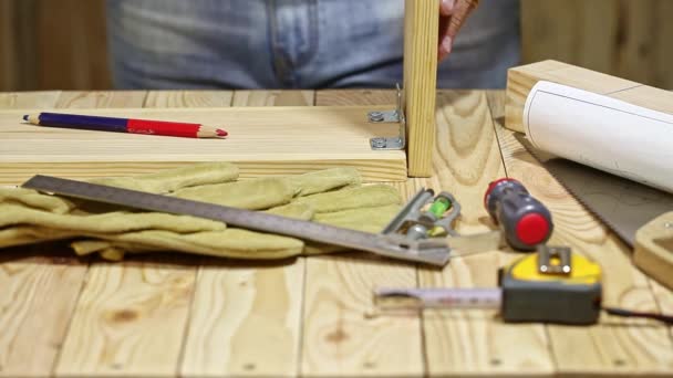 Sangat Dekat Melihat Tangan Dari Gambar Tukang Kayu Dengan Pensil — Stok Video