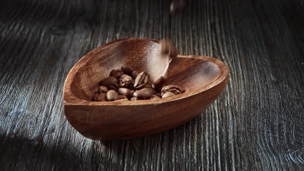 Ziarna Kawy Wlewające Się Drewnianej Miski Postaci Serca Slow Motion — Wideo stockowe