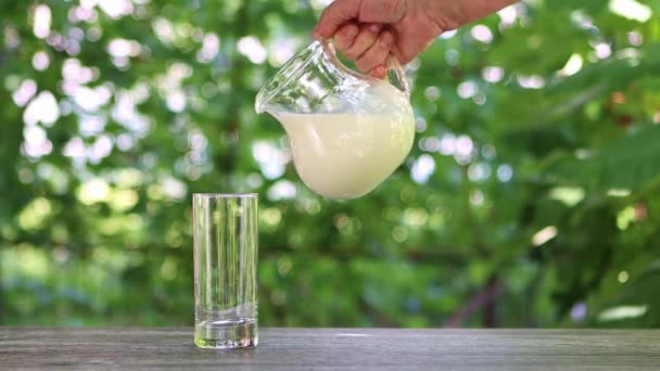 Γάλα Χύνεται Από Μια Γυάλινη Κανάτα Ένα Διαφανές Ποτήρι Στον — Αρχείο Βίντεο
