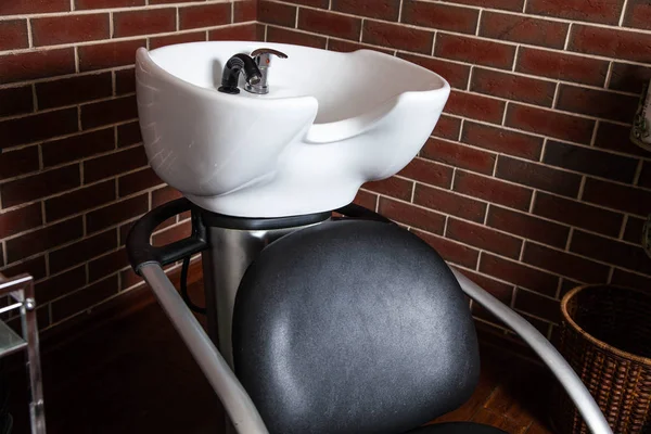 理发店的水槽和椅子 — 图库照片