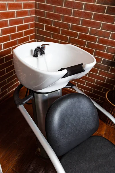理发店的水槽和椅子 — 图库照片
