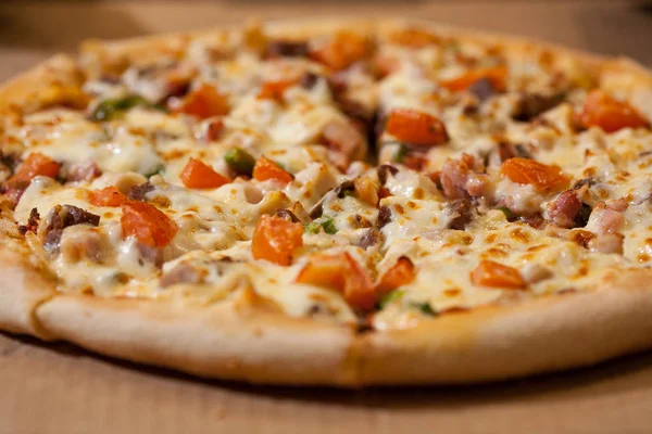 Pizza Fresca Assada Profundidade Campo Rasa — Fotografia de Stock