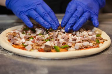 bir restoranda şef eldiven yığınları malzemeler pizza pişirme