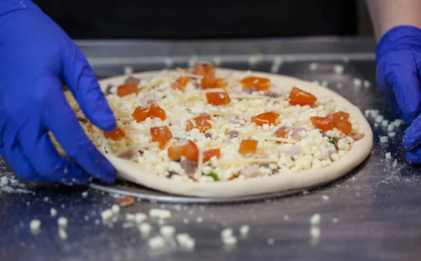 Зробити Піцу Ресторані Шеф Кухар Рукавичках Складає Складові — стокове фото