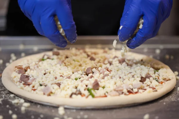 Bir Restoranda Pizza Pişirme Şef Eller Serpin Peynirli Pizza — Stok fotoğraf
