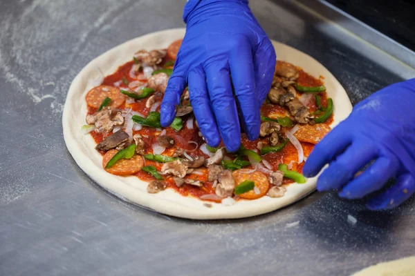 Робимо Піцу Ресторані Кухарські Руки Рукавичках Розкладає Інгредієнти — стокове фото