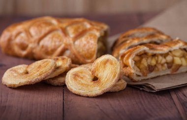 kek Apple doldurma ve bir kalp şeklinde pasta