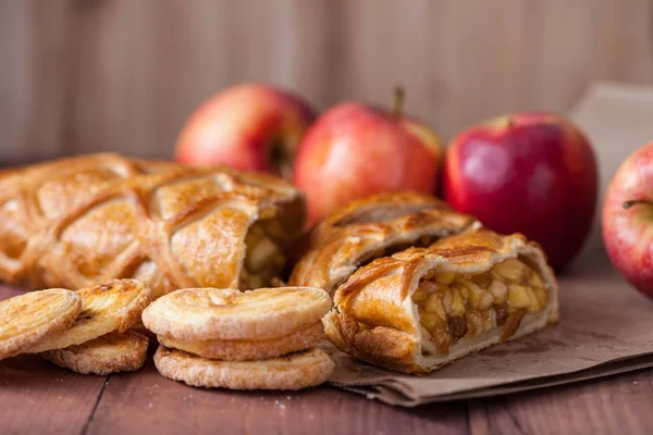 Tårta Med Äpple Fyllning Och Bakverk Med Äpplen — Stockfoto