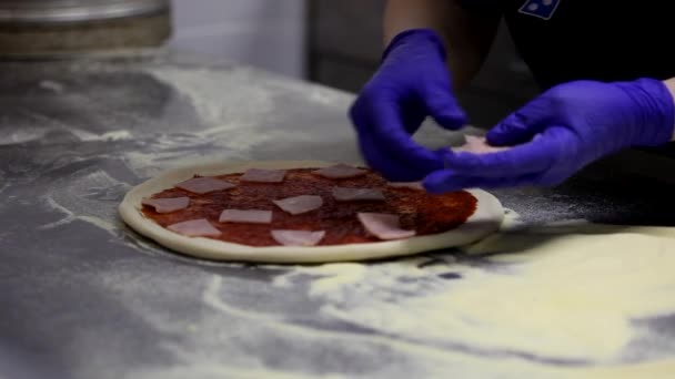 Готовить Пиццу Ресторане Готовить Кладет Пиццу Ингредиенты — стоковое видео