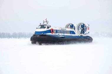Hovercraft karla kaplı bir nehirde atılıyor