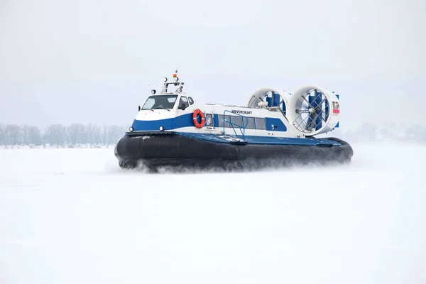 气垫船在白雪覆盖的河流上疾驰而过 — 图库照片