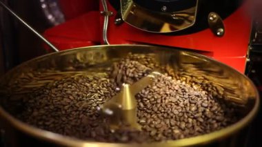 Kavrulmuş aromatik kahve çekirdekleri bir modern kahve kavurma makinesi