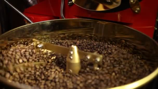 Geroosterde Aromatische Koffie Bonen Een Moderne Koffiebranderij Machine — Stockvideo