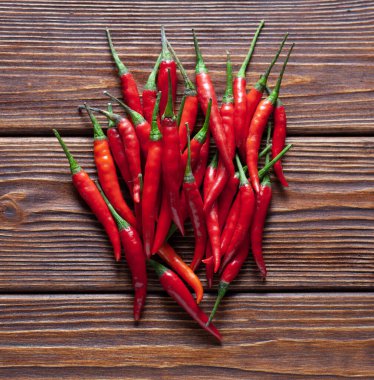 Ahşap masada kırmızı biberli sıcak kırmızı biber.