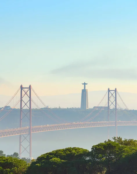 Malebný Pohled Most Socha Krista Spasitele Mlhavé Ráno — Stock fotografie