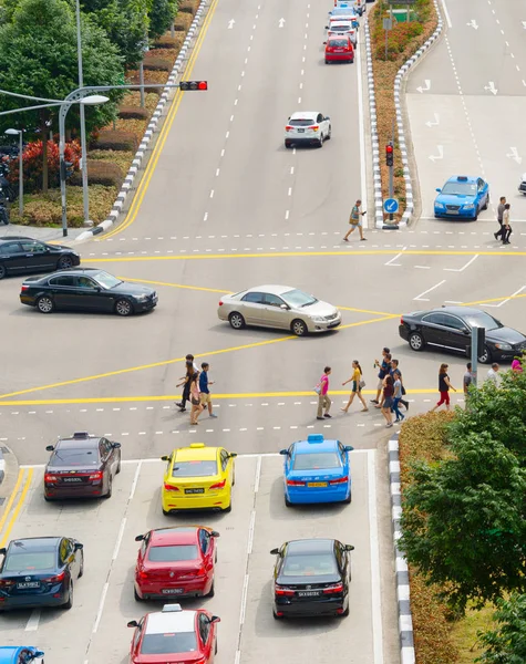 싱가포르에서 싱가포르 2017 사람들이 횡단도로 — 스톡 사진
