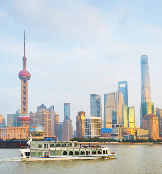 Passeggeri Barca Sul Fiume Fronte Shanghai Downtown Cina — Foto Stock