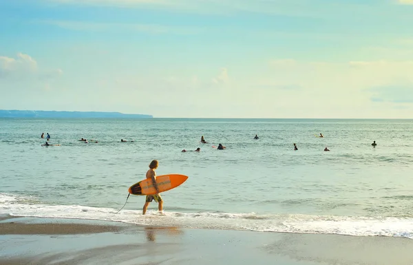 Surfer Die Meer Auf Bali Island Indonesien Surfen — Stockfoto