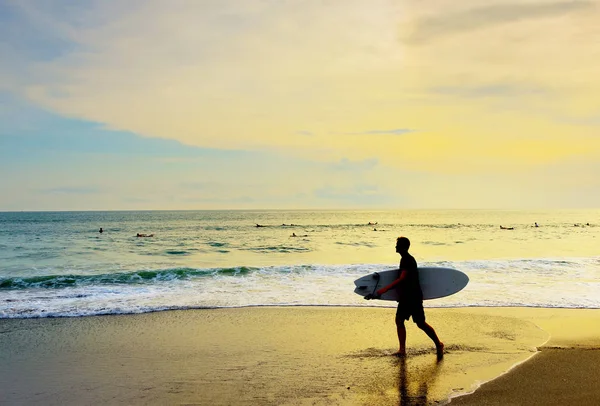 Surfer Mit Surfbrett Tropischen Strand Bei Sonnenuntergang Bali Island Indonesien — Stockfoto