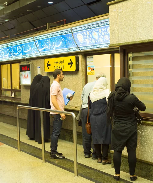 Tehran Iran Maggio 2017 Persone Che Acquistano Biglietti Alla Stazione — Foto Stock