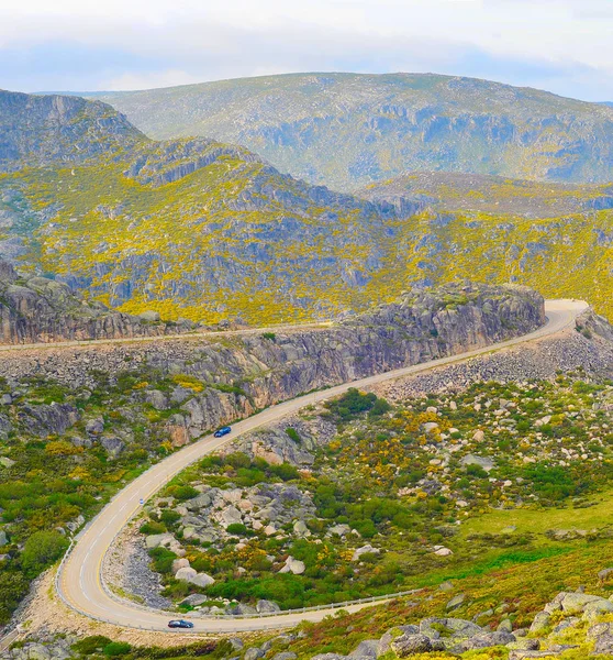 埃什特雷拉 葡萄牙的山上沥青路风景景观 — 图库照片