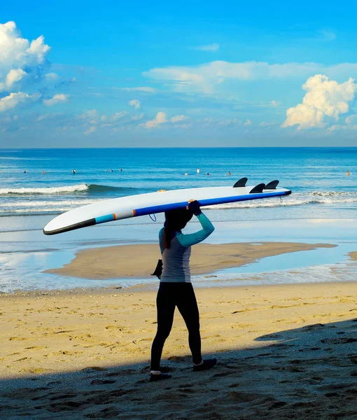 Sahilde Surfboard Ile Genç Bir Kadın Bali Adası Endonezya — Stok fotoğraf
