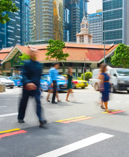 Pessoas Atravessando Uma Estrada Centro Negócios Singapura Desfoque Movimento — Fotografia de Stock