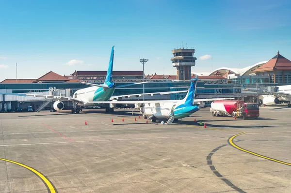 Vliegtuigen Vrachtwagen Startbaan Ochtendzon Denpasar Luchthaven Gebouw Bali Indonesië — Stockfoto