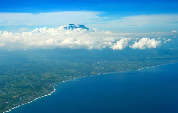 バリ島の海岸とアグン火山の飛行機からの空中ビュー インドネシア — ストック写真