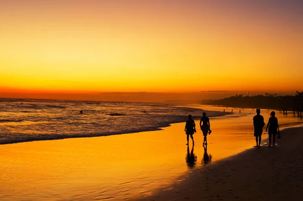 People Walking Ocean Beach Sunset Silhouette Bali Island Indonesia — Stock Photo, Image