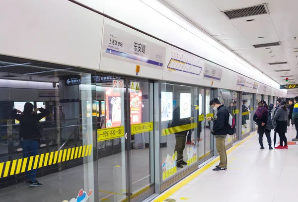 상하이 2016 사람들은 지하철 역에서 기차를 기다리는 439 킬로미터의 상하이 — 스톡 사진